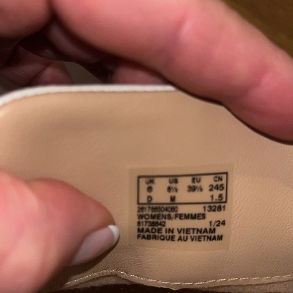 Clark’s white leather zip. Tivoli. SZ. 8 1/2 M. New. No box No tags. - Picture 8 of 10